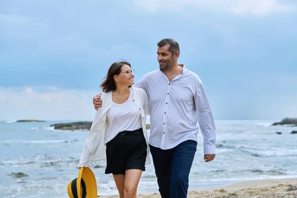 Séta a tengerparton, boldog, érett pár — Stock Fotó