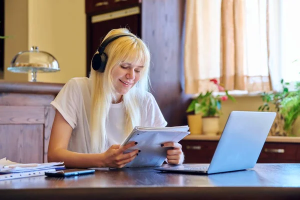 Studentessa adolescente in cuffia che studia a casa con un computer portatile. — Foto Stock