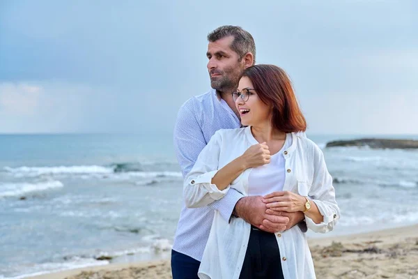 Retrato al aire libre de pareja adulta abrazándose en la orilla del mar — Foto de Stock