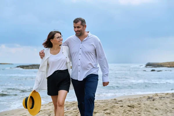 Счастливая зрелая пара прогуливаясь по пляжу — стоковое фото