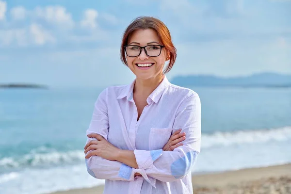 바다에서 휴가를 보내는 장성 한 미소짓는 여자의 실외 사진 — 스톡 사진
