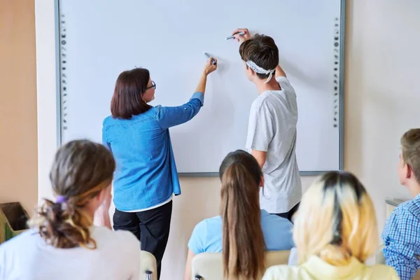 Lección en aula con pantalla digital para grupo de adolescentes — Foto de Stock