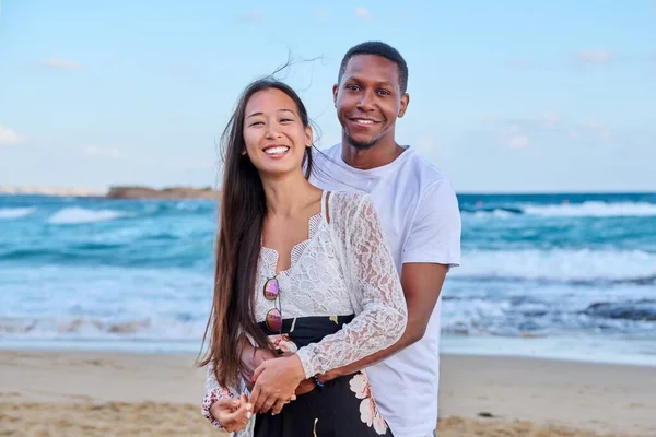 Hermosa joven pareja enamorada en la playa — Foto de Stock