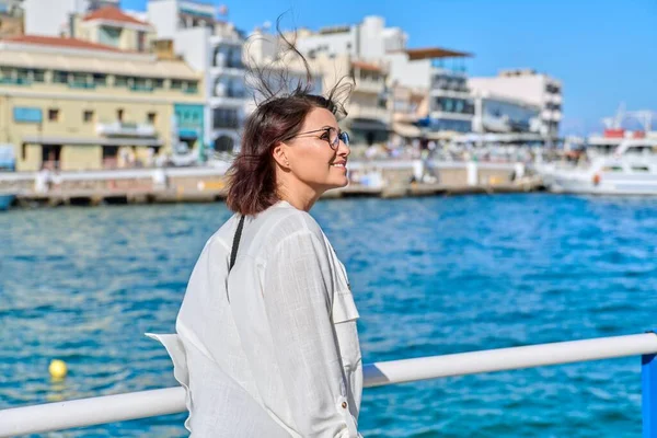 Paseo marítimo de verano de hermosa mujer de mediana edad feliz — Foto de Stock