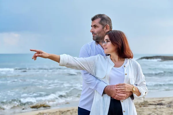 在海滨拥抱成熟夫妇的户外肖像 — 图库照片