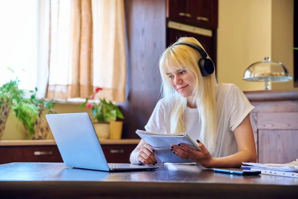 Studentessa adolescente in cuffia che studia a casa con un computer portatile. — Foto Stock