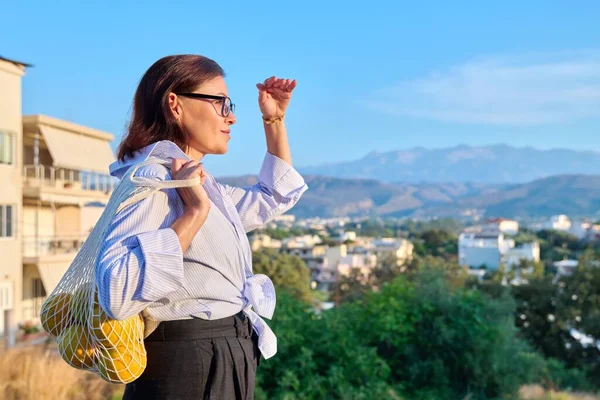 Mulher calma feliz desfrutando de férias na natureza, vista de perfil — Fotografia de Stock