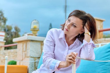 Orta yaşlı bunalımlı üzgün kadın baş ağrısı, yorgunluk, hayal kırıklığı.