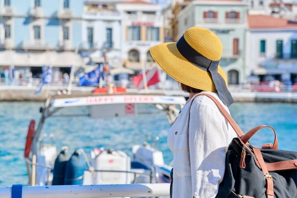 Красива зріла жінка в капелюсі, що йде в приморському європейському місті — стокове фото