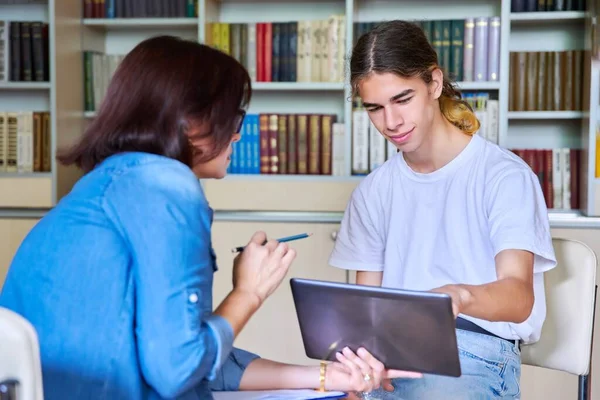 Mulher psicólogo escola falando e ajudando estudante, cara adolescente — Fotografia de Stock