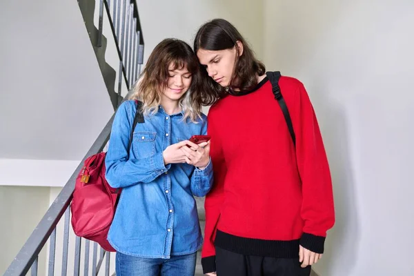 Έφηβος αγόρι και κορίτσι κοιτάζοντας smartphone μαζί. — Φωτογραφία Αρχείου