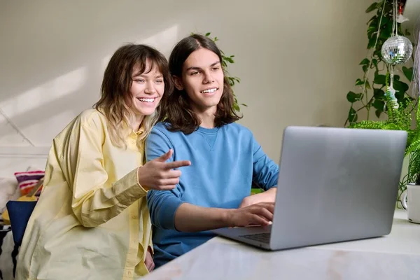 Adolescente amigos masculino e feminino usando laptop em casa para lazer — Fotografia de Stock