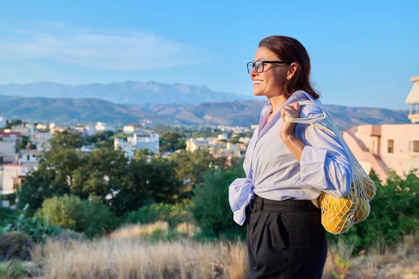 Mutlu sakin kadın tatilin tadını çıkarıyor, profil manzarası