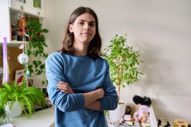 Kendinden emin gülümseyen bir adamın portresi. 17, 18 yaşlarında.