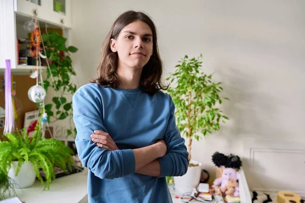 Kendinden emin gülümseyen bir adamın portresi. 17, 18 yaşlarında.