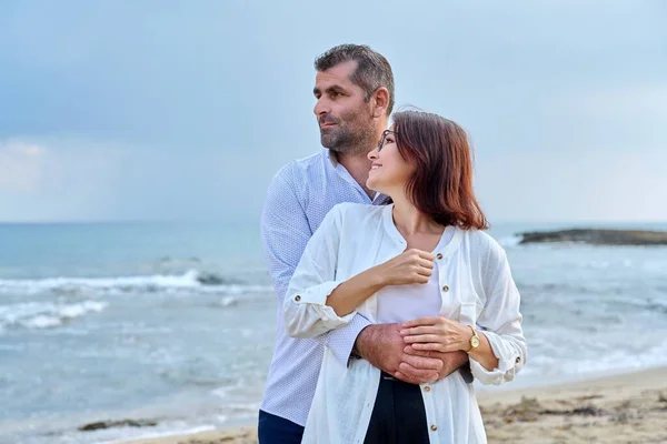 Retrato al aire libre de pareja adulta abrazándose en la orilla del mar —  Fotos de Stock