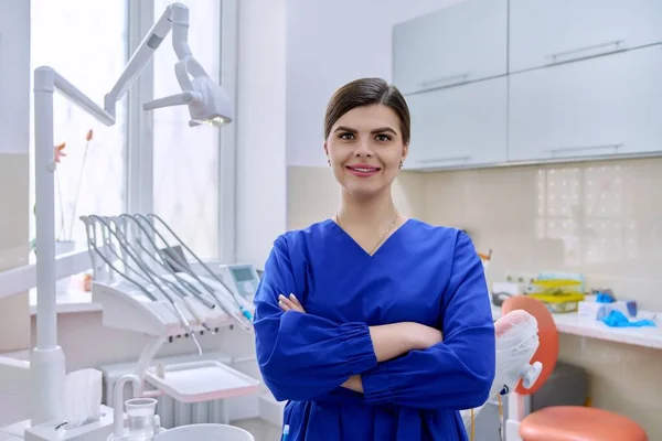 Ritratto di dentista donna sicura di sé che guarda la macchina fotografica — Foto Stock