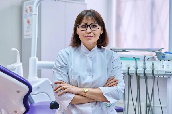Портрет уверенной женщины-стоматолога в офисе, смотрящей в камеру — стоковое фото