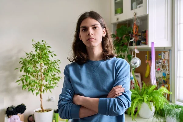 Kendinden emin gülümseyen bir adamın portresi. 17, 18 yaşlarında.