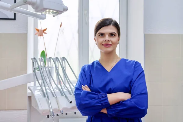 Porträtt av självsäker kvinnlig tandläkare på kontoret tittar på kameran — Stockfoto