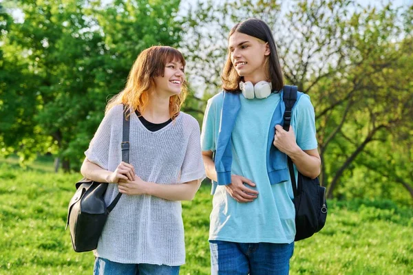 Portrait of teenage young guy and girl students outdoor — Stockfoto