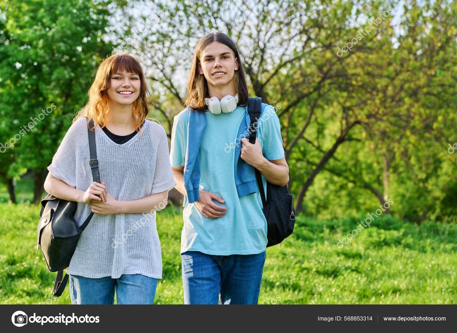 Portrait d'adolescent jeune homme et fille étudiants regardant
