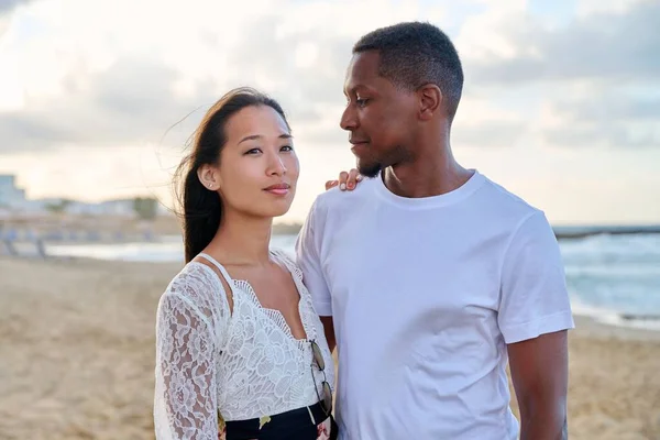 Unga par förälskade på stranden tillsammans. — Stockfoto