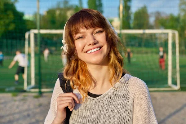 Szabadtéri portré gyönyörű mosolygó női diák naplemente fényben — Stock Fotó
