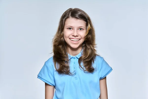 Retrato de colegiala 11, 12 años, chica mirando a la cámara en el fondo del estudio de luz —  Fotos de Stock