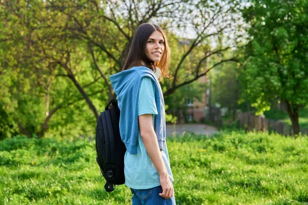 На відкритому повітрі портрет красивого студента з рюкзаком дивиться на камеру — стокове фото