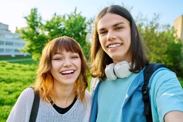 Jovens amigos adolescentes cara e menina se divertindo, rindo, tirando foto selfie — Fotografia de Stock