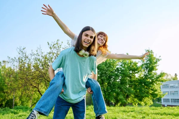 Några glada att ha kul tonåringar tillsammans utomhus — Stockfoto