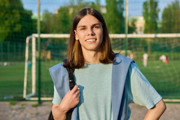 Portret ucznia 17, 18 lat, zachód słońca na boisku do piłki nożnej — Zdjęcie stockowe