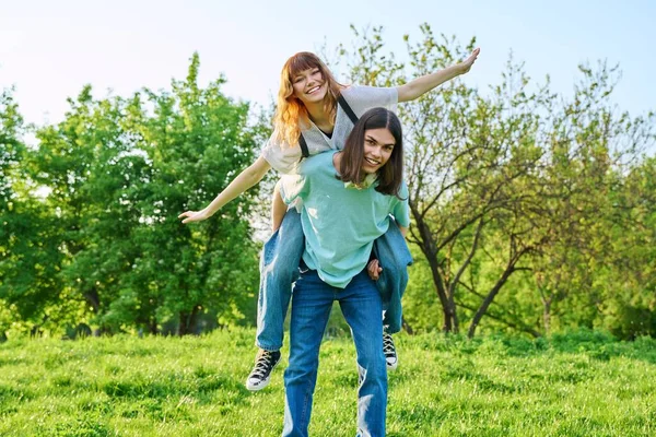 Några glada att ha kul tonåringar tillsammans utomhus — Stockfoto