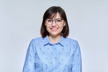 Kendinden emin, pozitif iş kadını portresi. Kameraya bakan olgun kadın.