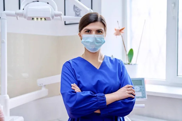 Portrait of confident female dentist doctor in office looking at camera — Foto de Stock