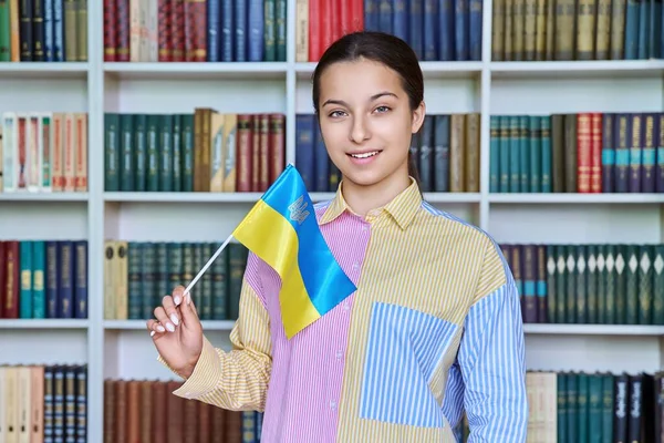 Підліткова Студентка Прапором України Бібліотеці Усміхнена Школярка Дивиться Камеру День — стокове фото