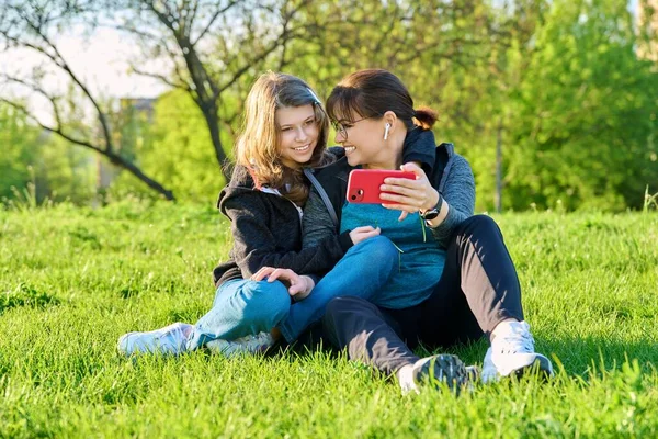 Mama Córka Lat Bawiące Się Razem Patrząc Ekran Smartfona Zewnątrz — Zdjęcie stockowe