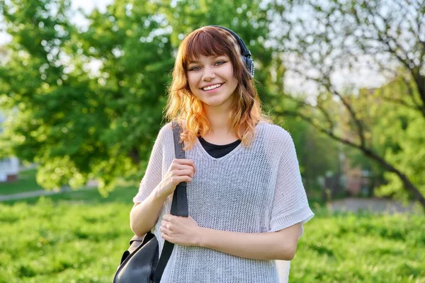 Retrato Livre Belo Sorriso Adolescente Estudante Com Mochila Olhando Para — Fotografia de Stock