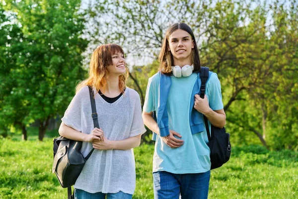 10代の若い男と女の子の学生の肖像画屋外 バックパックを持つ若者のカップルは キャンパスの緑の芝生の上で 10代 ライフスタイル 教育の概念 — ストック写真