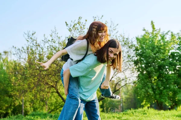 Par Felices Divirtiéndose Adolescentes Juntos Aire Libre Joven Adolescente Macho —  Fotos de Stock