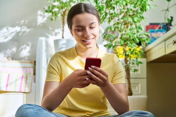 Glückliche Teenager Weibchen Mit Smartphone Die Hause Auf Dem Fußboden — Stockfoto