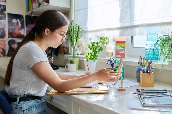 Teenage Creative Girl Artist Drawing Pencil Sitting Table Home Creativity — Stock Photo, Image