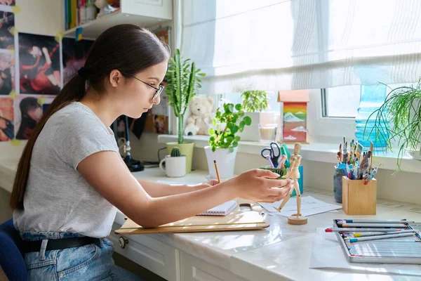 Adolescente Artista Creativa Chica Dibujo Con Lápiz Sentado Mesa Casa — Foto de Stock