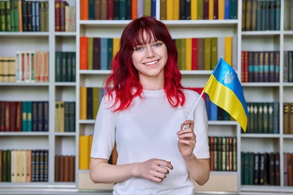 Adolescente Avec Drapeau Ukraine Dans Bibliothèque Étudiant Souriant Regardant Caméra — Photo