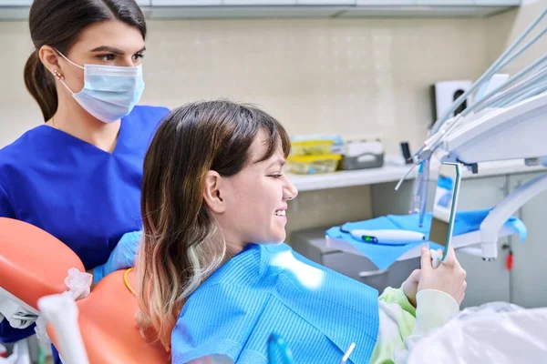 Підліткові Жінки Які Дивляться Здорові Зуби Дзеркалі Стоматологічному Кабінеті Відвідують — стокове фото