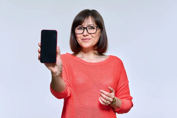 Advertising Goods Services Smartphone Screen Positive Middle Aged Woman Showing — Photo