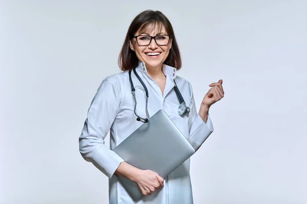 Retrato Médico Feminino Uniforme Branco Com Estetoscópio Laptop Mulher Confiante — Fotografia de Stock