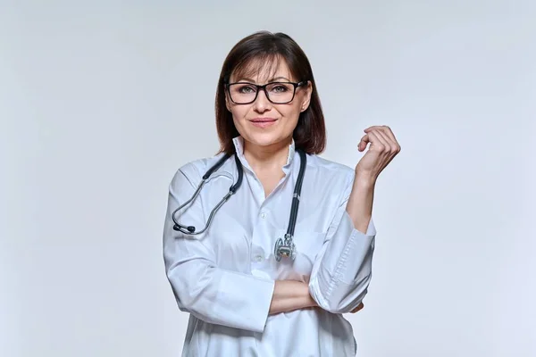 Retrato Médica Vestindo Óculos Uniforme Branco Com Estetoscópio Sorrindo Olhando — Fotografia de Stock