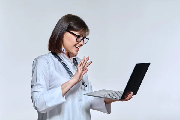 제복을 청진기를 사용하는 의사의 초상화 노트북을 사용하고 의사가 화면을 스튜디오 — 스톡 사진